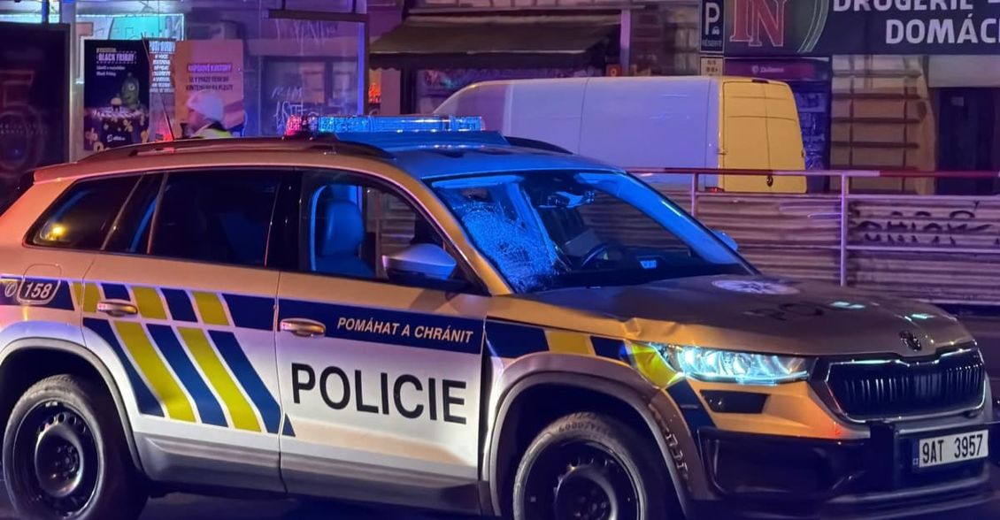 Tragédie v Praze: Policejní vůz smetl chodce. I přes okamžitou pomoc na místě zemřel